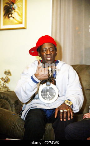 Flava Flav Public Enemy im Sasha Bruce House für Obdachlose Jugendliche und Gastgeber ein Thanksgiving Dinner für Obdachlose Jugendliche. Stockfoto