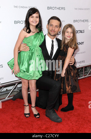 (L-R) Bailee Madison, Tobey Maguire und Taylor Geare besucht The Cinema Society, Details und DKNY Men Screening von "Brüder" Stockfoto