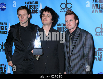 Mike Dirnt, Billie und Tre Cool von "Green Day" 2009 American Music Awards - Presseraum im Nokia Theatre statt Stockfoto