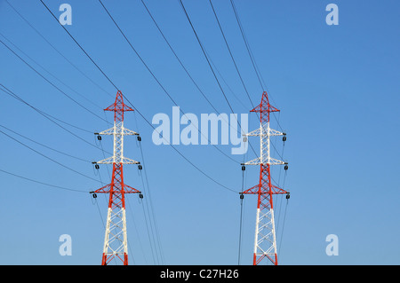 Stromleitungen im blauen Himmel Auvergne Frankreich Stockfoto