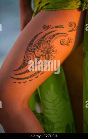 Tänzerin am Strand von Waikiki, Detail des Tattoo am Bein des Tänzers Stockfoto