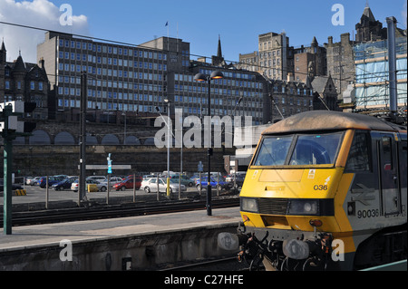 Der Jury Inn Hotel Edinburgh Waverley Bahnhof zeigt Scotrail Zug Stockfoto