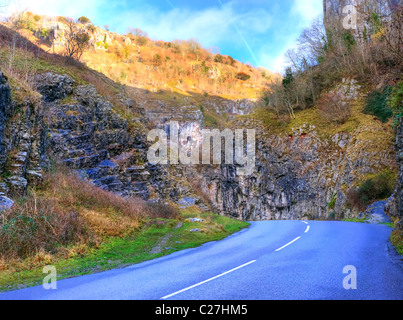 Kurvige Straße Wendungen durch Bergpass mit steilen senkrechten Seiten und die schöne Landschaft Stockfoto