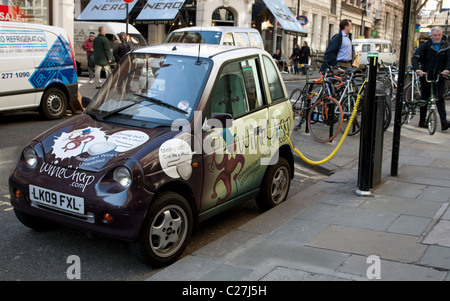 G-Wiz Elektroauto am Aufladen Punkt im Zentrum von London Stockfoto