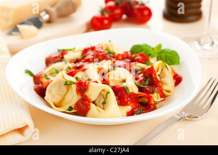 Tortelloni-Nudeln mit Tomatensoße und frischem Basilikum Stockfoto