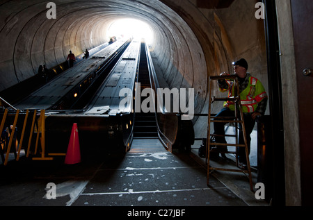 Ingenieure die Dupont Circle Metro Rail Rolltreppe Washington DC zu reparieren. Stockfoto