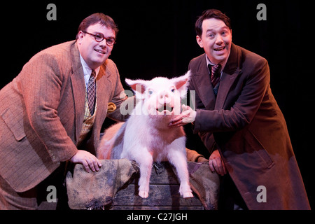 Jack Edwards und Reece Shearsmith in der Musical-Komödie Betty Blue Eyes am Novello Theatre Stockfoto