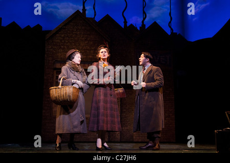 Ann Emery, Sarah Lancashire und Reece Shearsmith in der Musical-Komödie Betty Blue Eyes am Novello Theatre Stockfoto