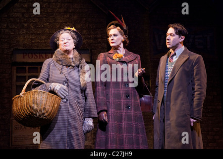 Ann Emery, Sarah Lancashire und Reece Shearsmith in der Musical-Komödie Betty Blue Eyes am Novello Theatre Stockfoto