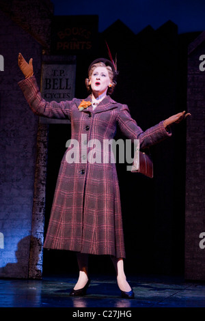 Sarah Lancashire Gesang in der Musical-Komödie Betty Blue Eyes am Novello Theatre Stockfoto