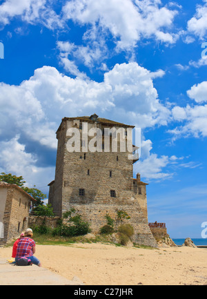 Alte Pension Bau gegen ein bewölkter Himmel in Ouranoupolis Stockfoto