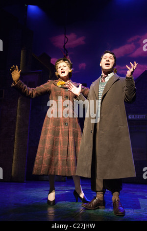 Sarah Lancashire und Reece Shearsmith in der Musical-Komödie Betty Blue Eyes am Novello Theatre Stockfoto