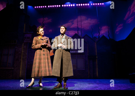 Sarah Lancashire und Reece Shearsmith in der Musical-Komödie Betty Blue Eyes am Novello Theatre Stockfoto