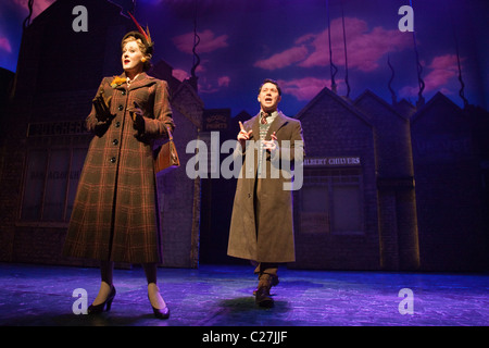 Sarah Lancashire und Reece Shearsmith in der Musical-Komödie Betty Blue Eyes am Novello Theatre Stockfoto