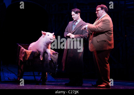 Reece Shearsmith und Jack Edwards in der Musical-Komödie Betty Blue Eyes am Novello Theatre Stockfoto