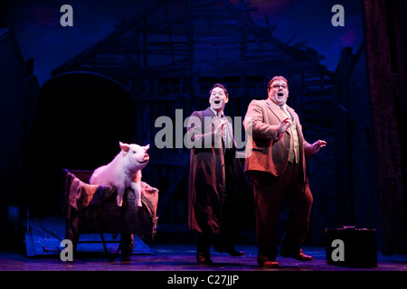 Reece Shearsmith und Jack Edwards in der Musical-Komödie Betty Blue Eyes am Novello Theatre Stockfoto