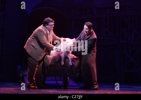 Jack Edwards und Reece Shearsmith in der Musical-Komödie Betty Blue Eyes am Novello Theatre Stockfoto