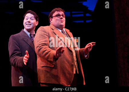 Reece Shearsmith und Jack Edwards in der Musical-Komödie Betty Blue Eyes am Novello Theatre Stockfoto