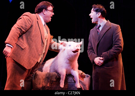 Jack Edwards und Reece Shearsmith in der Musical-Komödie Betty Blue Eyes am Novello Theatre Stockfoto