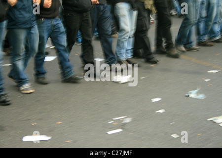 Gruppe von Jugendlichen Demonstranten zu Fuß in einer Linie an der Protest Demo Rallye Straße road Stockfoto