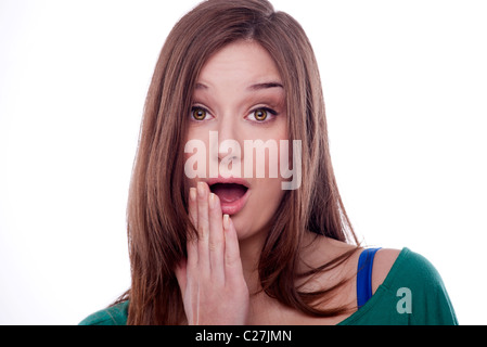 Brünette Frau schockiert was sie gesehen oder gehört hat Stockfoto