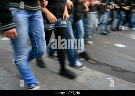 Gruppe von Jugendlichen Demonstranten zu Fuß in einer Linie mit Protest Demo Rallye Straße Stockfoto