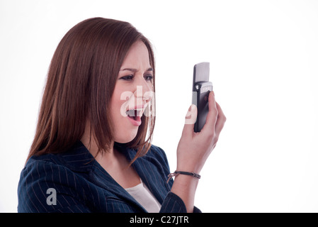 Brünette Frau schreiend an ihr Mobiltelefon Stockfoto