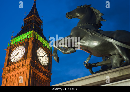 Statue der Boudicca (Boadicea) in ihrem Wagen mit Pferden und dem Uhrturm am Palace of Westminster (Big Ben) in London UK Stockfoto