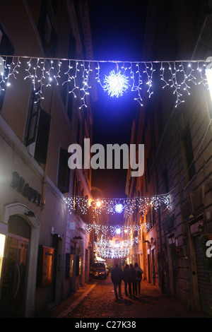 Weihnachtsbeleuchtung in der Straße in Rom Italien Stockfoto