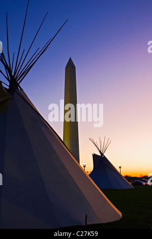 Das Washington Monument bei Sonnenuntergang mit indianischen Tipi im Vordergrund Stockfoto