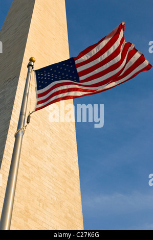 US-Flagge am Washington Monument Stockfoto