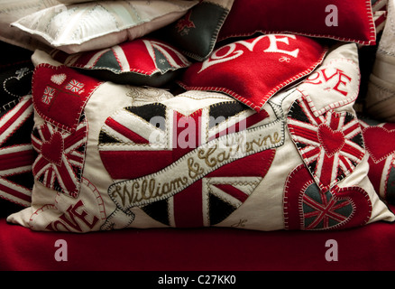 Königliche Hochzeit Souvenir Kissen auf Verkauf in London Stockfoto