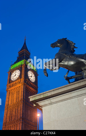 Statue der Boudicca (Boadicea) in ihrem Wagen mit Pferden und dem Uhrturm am Palace of Westminster (Big Ben) in London UK Stockfoto