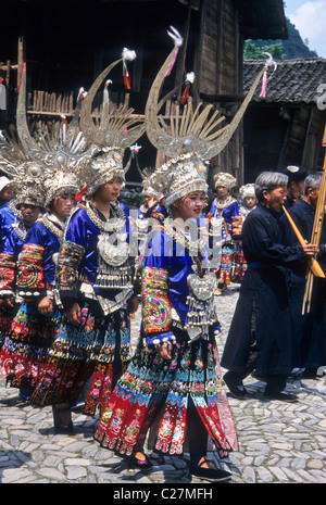 Silber-Horn Miao in Festival Kleid, Langde, Guizhou, China Stockfoto