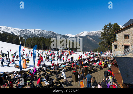 Terrasse eines Restaurants einen unteren Rand der Piste in Pal, Skigebiet Vallnord, Andorra Stockfoto