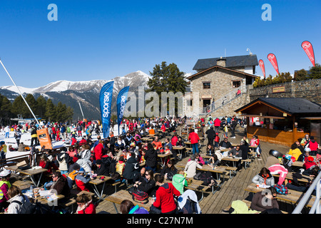 Terrasse eines Restaurants einen unteren Rand der Piste in Pal, Skigebiet Vallnord, Andorra Stockfoto