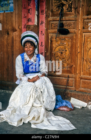 Bai-Frau arbeitet auf Batik, Dali, Yunnan, China Stockfoto