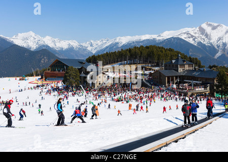 Blick über die Übungswiese in Pal mit Zauberteppich Lift im Vordergrund, Skigebiet Vallnord, Andorra Stockfoto