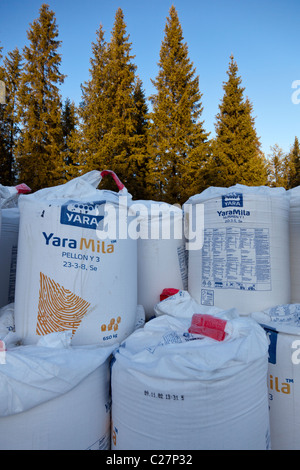Stapel von 650 kg NPK-Dünger (Yara Mila) Säcke für die landwirtschaftliche Nutzung, Düngung Wiesen, Finnland Stockfoto