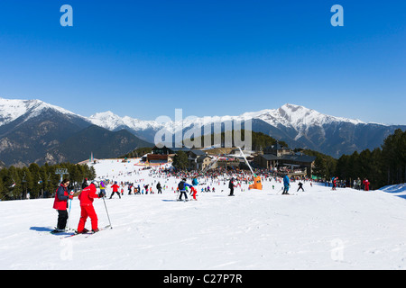 Zeigen Sie auf dem Übungsgelände in Pal, Skigebiet Vallnord, Andorra an Stockfoto