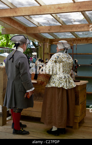 Kostümierte Dolmetscher Markt fair Gönner Marionetten zum Verkauf zu bewundern. Stockfoto