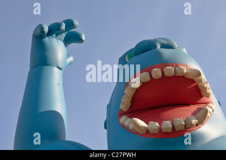 Große blaue Monster Gorilla, aufblasbare Werbung. Stockfoto