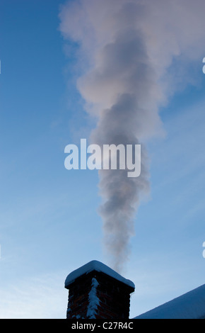 Rauch steigt aus einem Kamin an kalten Winterabend , Finnland Stockfoto