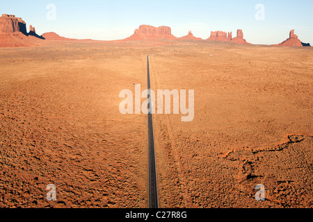 LUFTAUFNAHME. Straße 163 in Richtung Norden in Richtung Mexican hat. Navajo Indian Land, Monument Valley, Arizona / Utah, USA. Stockfoto