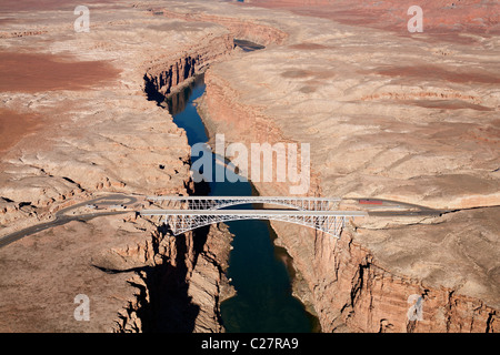 LUFTAUFNAHME. Navajo-Brücken, die den Colorado River am Marble Canyon überqueren (Höhe über dem Fluss: 143 Meter). Coconino County, Arizona, USA. Stockfoto