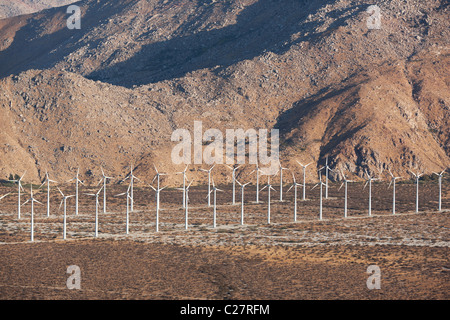 LUFTAUFNAHME. Windpark Am San Gorgonio Pass. Windturbinen in der Nähe von Palm Springs, Riverside County, Kalifornien, USA. Stockfoto