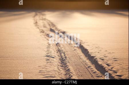 Schneemobilstrecken auf Schnee im Winter, Finnland Stockfoto