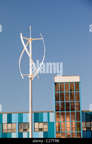 Eine vertikale Achse Windkraftanlage auf dem Campus der University of Northumbria in Newcastle, UK. Stockfoto