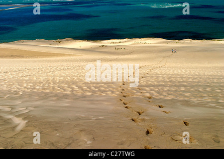 zwei Personen zu Fuß in Richtung Meer von Dune du Pilat Arcachon France.copy space.landscape Format. Stockfoto