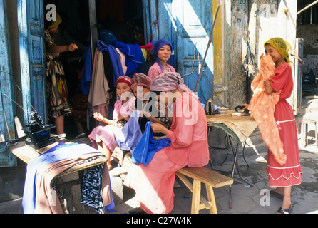 Mädchen arbeitet in Damenschneiderin Shop, Kashgar, Xinjiang, China Stockfoto